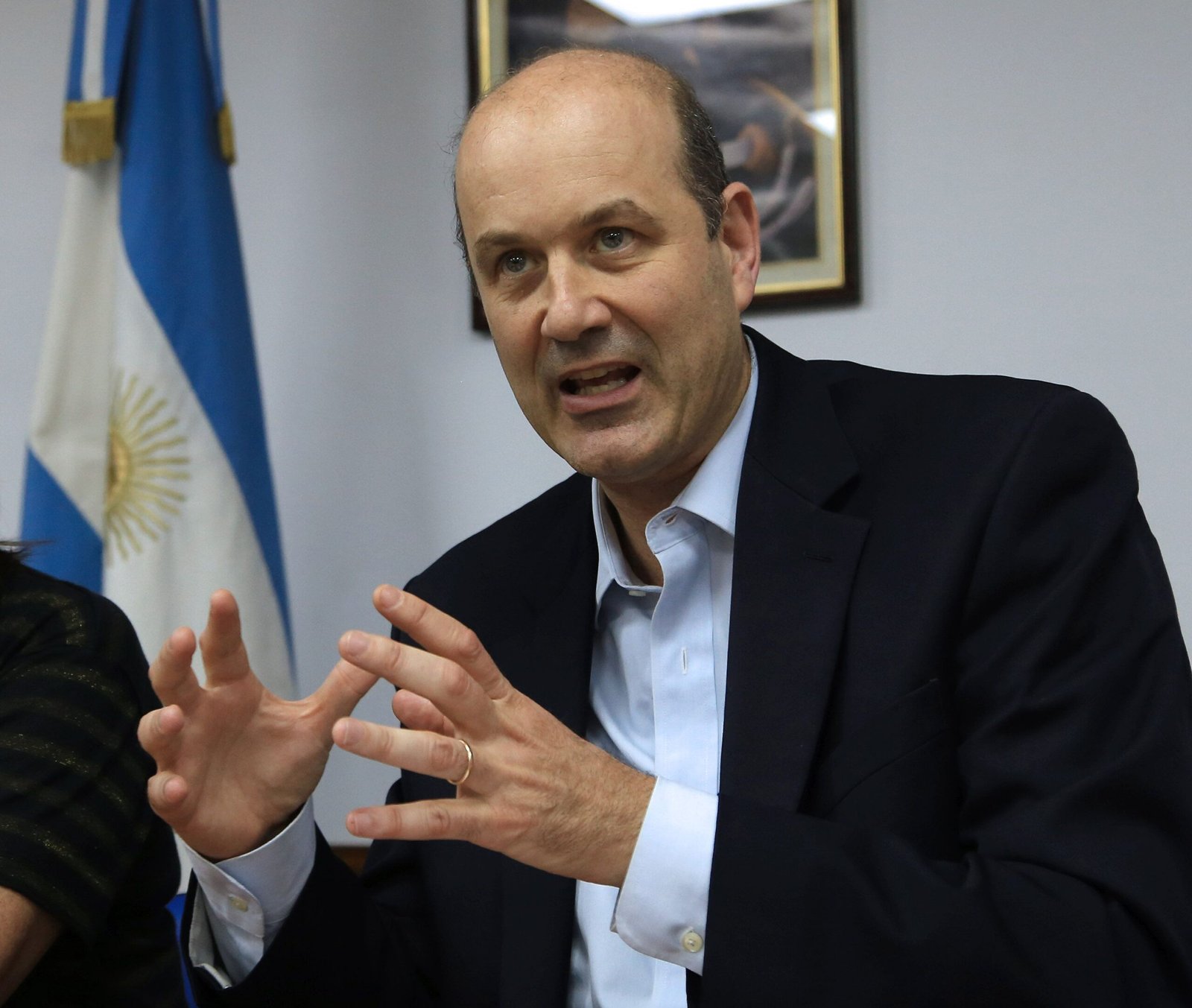 Sturzenegger reactiva la motosierra en organismos descentralizados en El Cronista, Economía