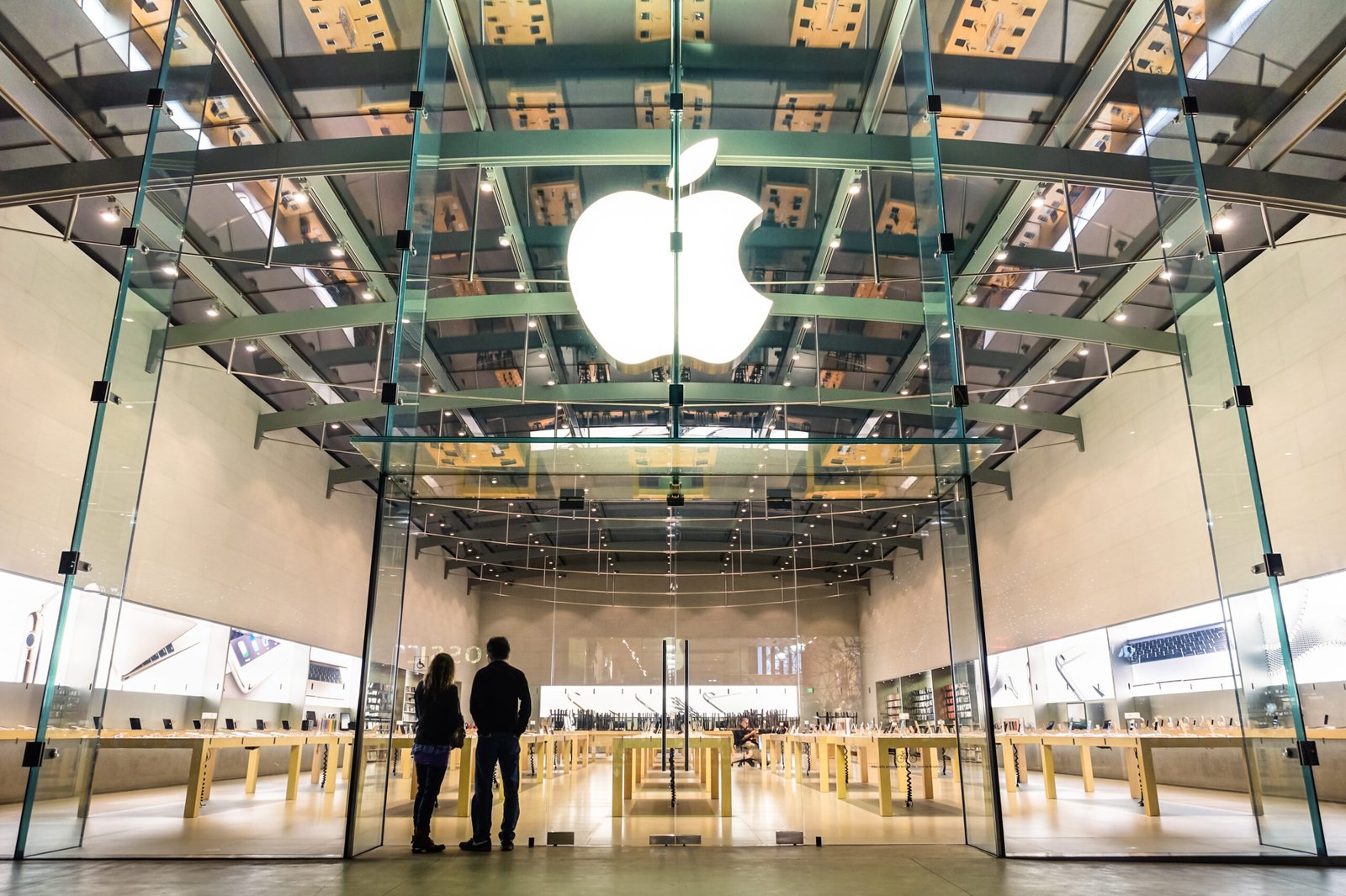 Apple permitirá que desarrolladores de terceros utilicen los modelos de Apple Intelligence para potenciar sus aplicaciones. Parece que "macos" no es un texto completo. Si te referís a "macOS", que es el sistema operativo de Apple, en español argentino se puede seguir llamando "macOS". Si tenés otro texto o más contexto, no dudes en compartírmelo y con gusto lo traduzco.