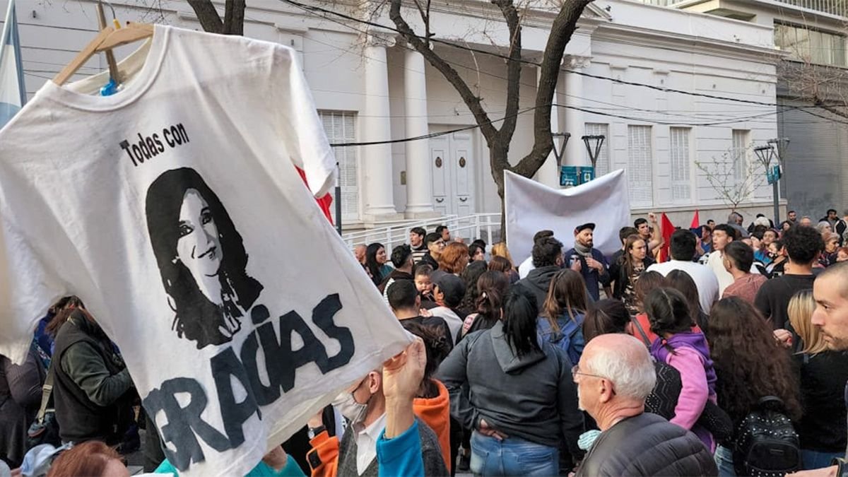 La militancia marcha tras la condena de Cristina Kirchner en El Cronista, Economía
