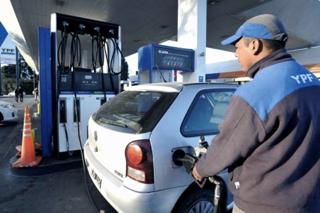Junio llega con un nuevo aumento en naftas y gasoil en El Cronista, Economía