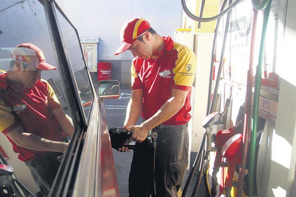 Una petrolera subió 5% la nafta y el gasoil por el conflicto en Medio Oriente en El Cronista, Economía