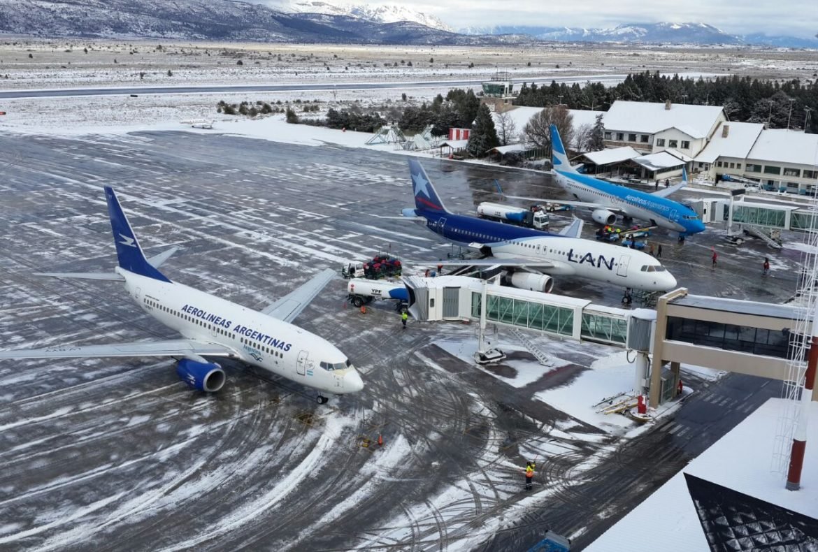 Los equipos para sacar la nieve en el aeropuerto de Bariloche en Aeropuertos, Destacados