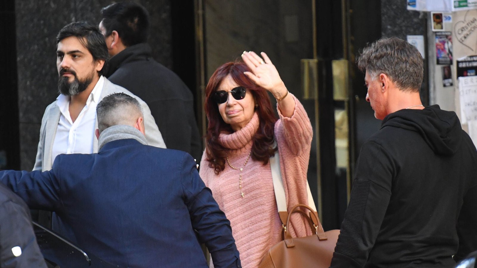 Desalojo frente a la casa de Cristina Kirchner en El Cronista, Economía