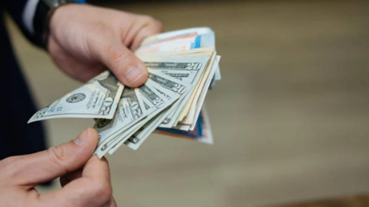 El dólar oficial subió $ 5 en la última rueda de la semana y sigue superando al blue en El Cronista, Finanzas