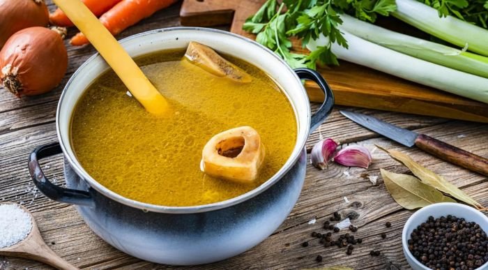 El caldo de huesos lleno de colágeno que combate el frío y calma los dolores y articulaciones en El Cronista, Información General
