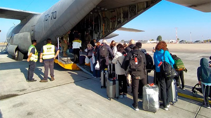 Inició la evacuación de argentinos en Israel en El Cronista, Economía