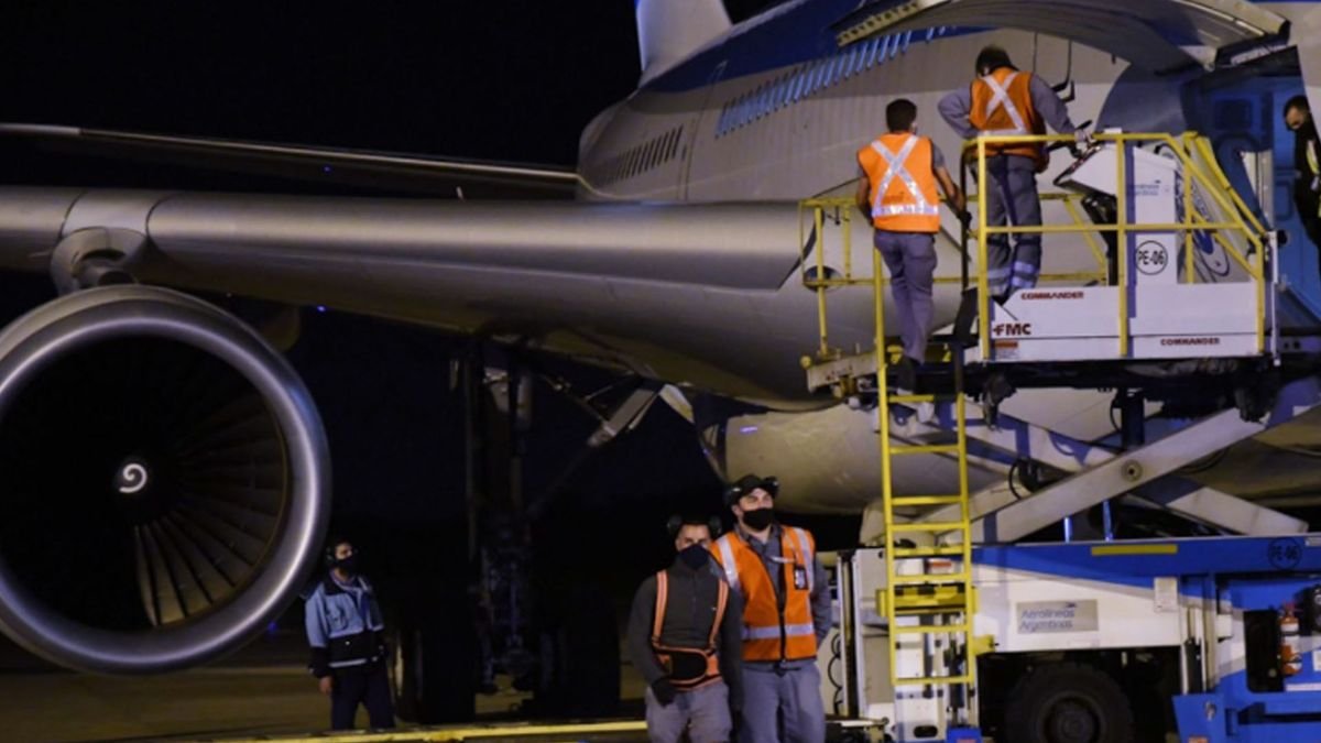 Argentina activó el primer vuelo de evacuación en El Cronista, Economía