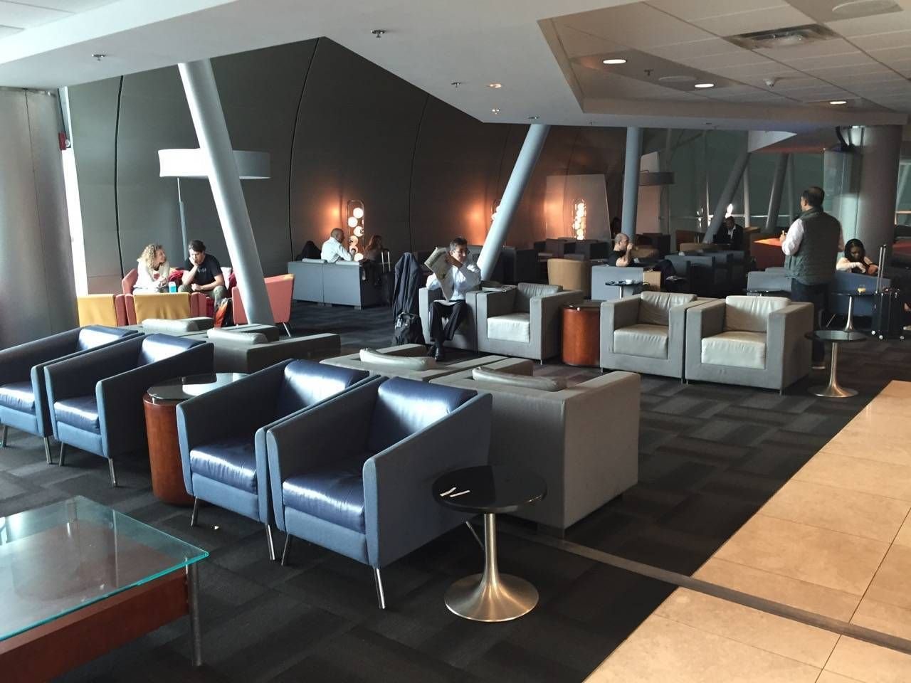 Sala VIP de LATAM en Miami vuelve a aparecer en app de Visa en Aeropuertos, Bancos