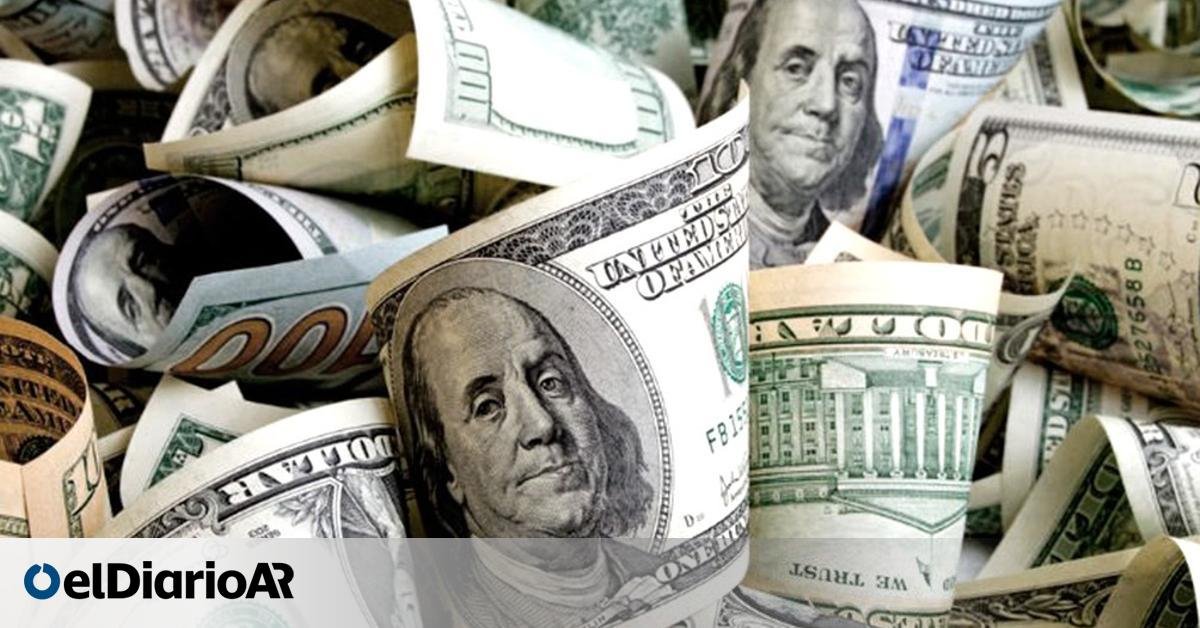 El dólar blue sube $ 10, pero el oficial lo supera y continúa la brecha en negativa en El Cronista, Finanzas