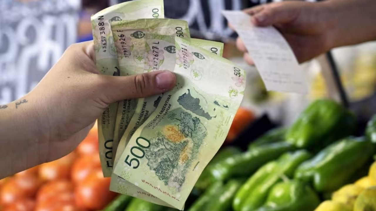 Cuánto se necesita ganar en dólares para pertenecer a la clase media en julio de 2025 en El Cronista, Economía