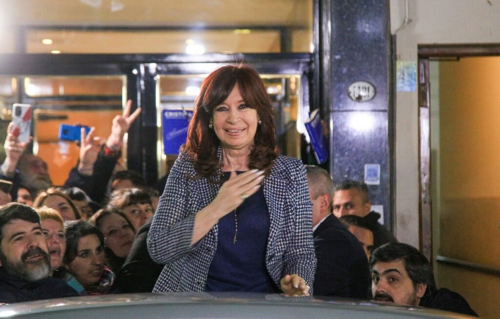 Por qué los inversores mantienen la cautela pese a la condena de Cristina Kirchner en El Cronista, Economía