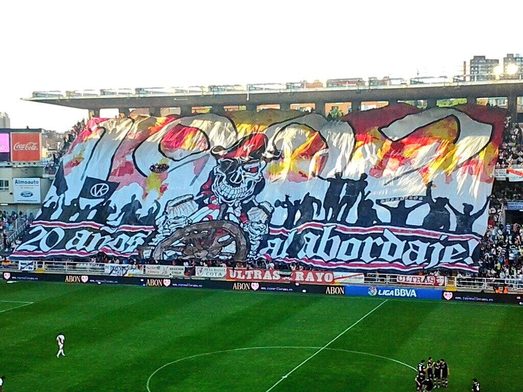 El estadio del Rayo Vallecano, la historia del parque de las Siete Tetas y las empanadas argentinas en Redacción Clarín, Sin