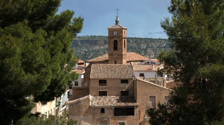 El pueblito de España que ofrece una casa a quien se mude y se ocupe del bar local en Redacción Clarín, La