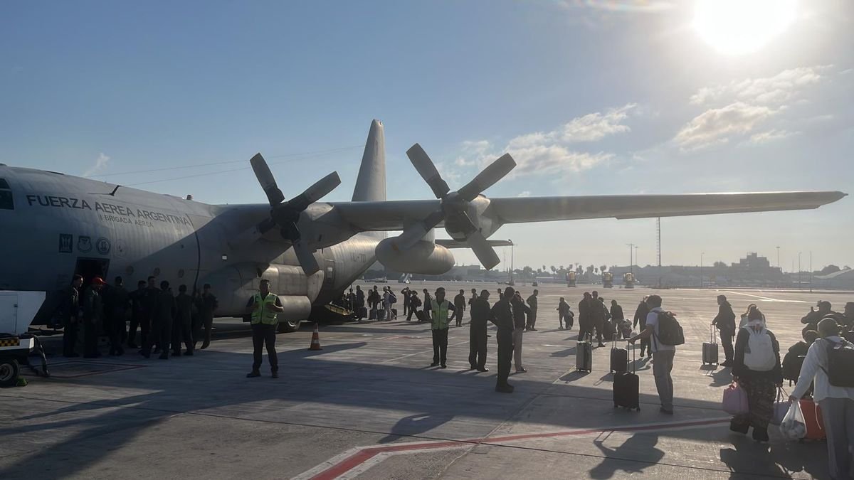 Argentina activó el primer vuelo de evacuación en El Cronista, Economía