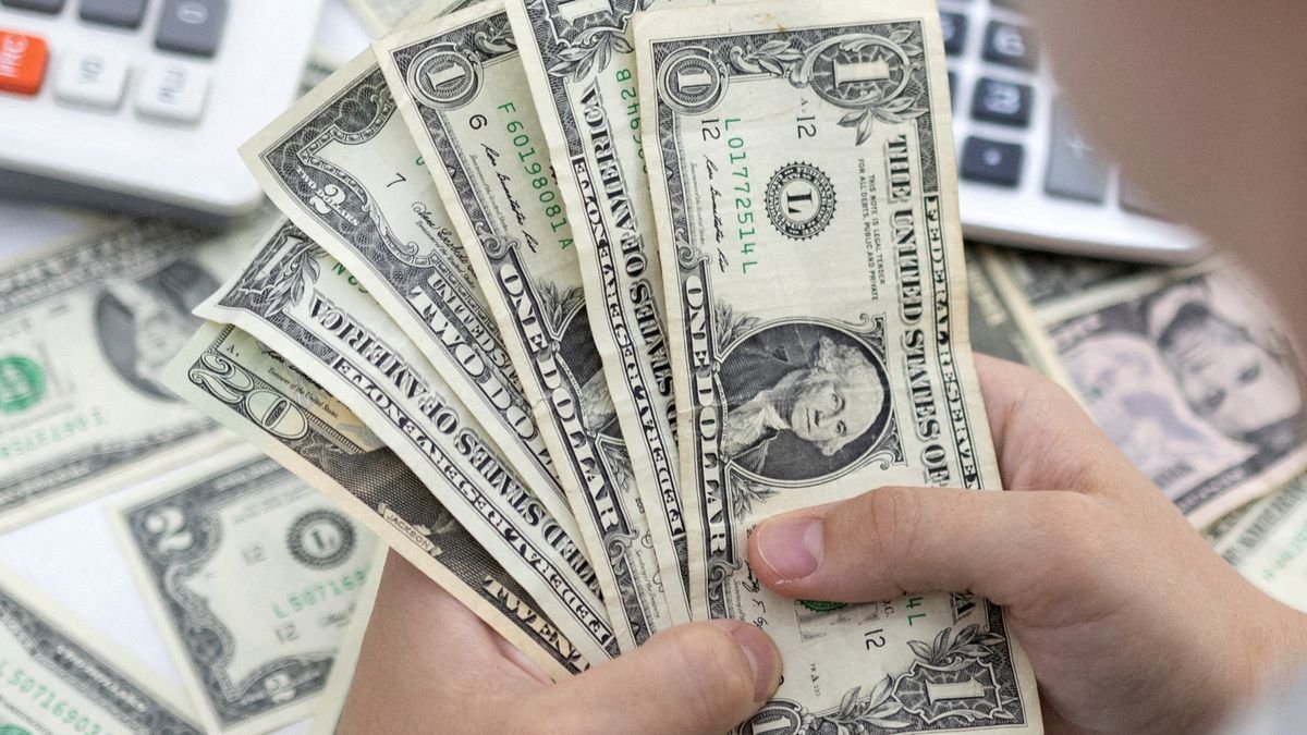 El dólar blue se dispara $ 15 en el primer día hábil de la semana en El Cronista, Finanzas