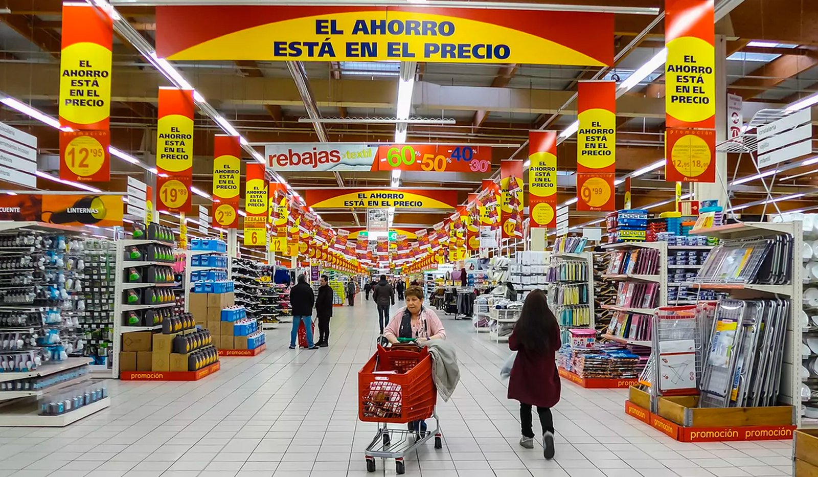 Supermercados aumentan promociones para sostener ventas para todos los bolsillos en El Cronista, Negocios