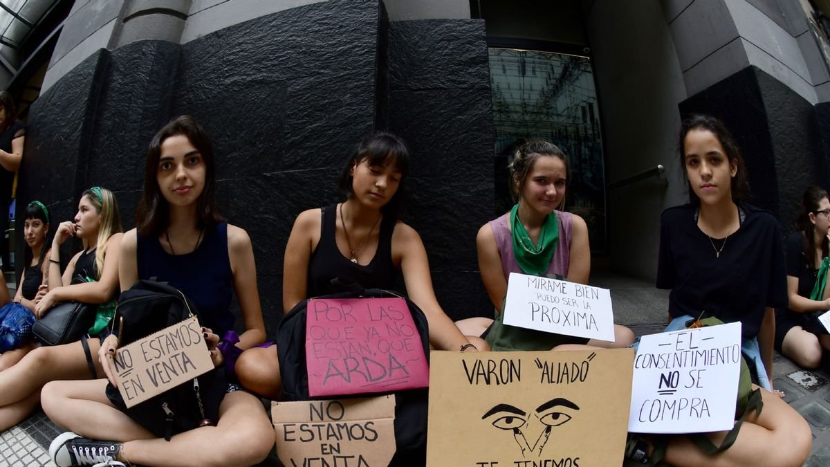 Sindicatos, feminismos y organizaciones sociales marchan al Congreso contra la motosierra en El Cronista, Economía