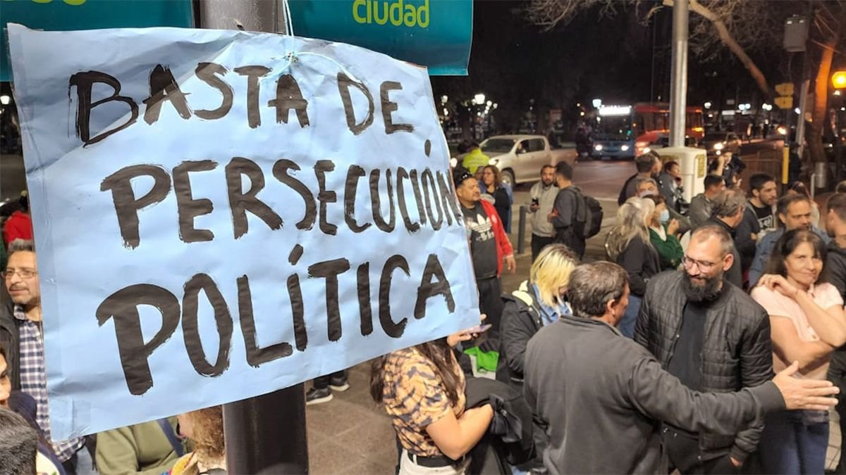 La militancia marcha tras la condena de Cristina Kirchner en El Cronista, Economía