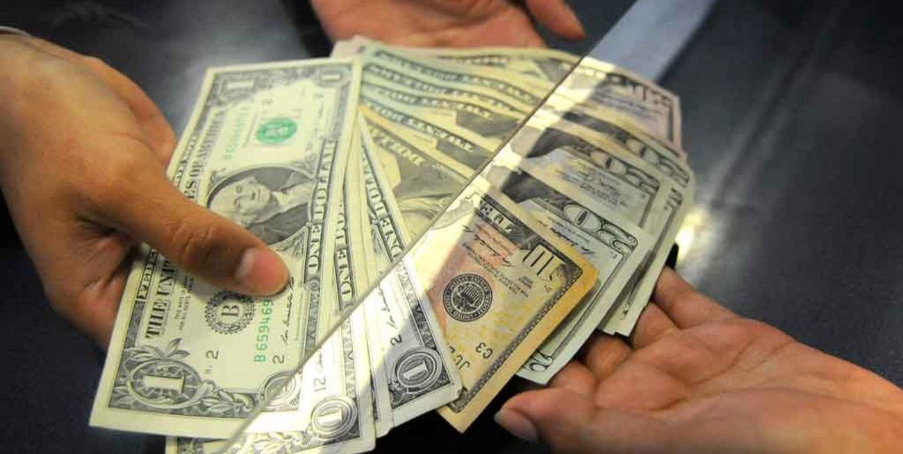 Invitaron a gastar los dólares, pero los argentinos compraron más en El Cronista, Economía