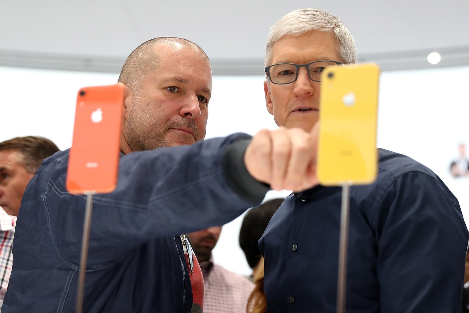 La leyenda de Apple, Jony Ive, toma el control del futuro del diseño de OpenAI. Parece que el texto que querés traducir es "M0", que no tiene un significado claro en este contexto. Si tenés un texto más extenso o específico que necesites traducir, por favor compartilo y con gusto te ayudo.