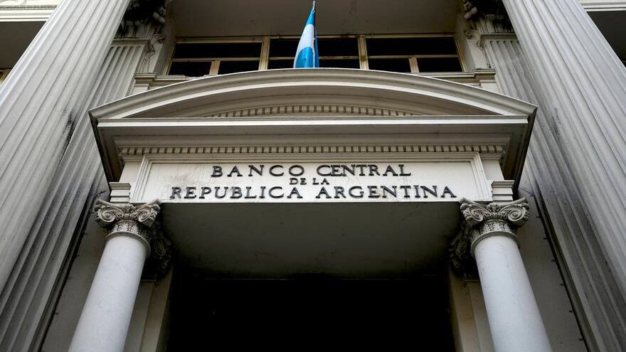 Por qué los economistas "amigos" del Gobierno le piden más reservas al BCRA en El Cronista, Finanzas