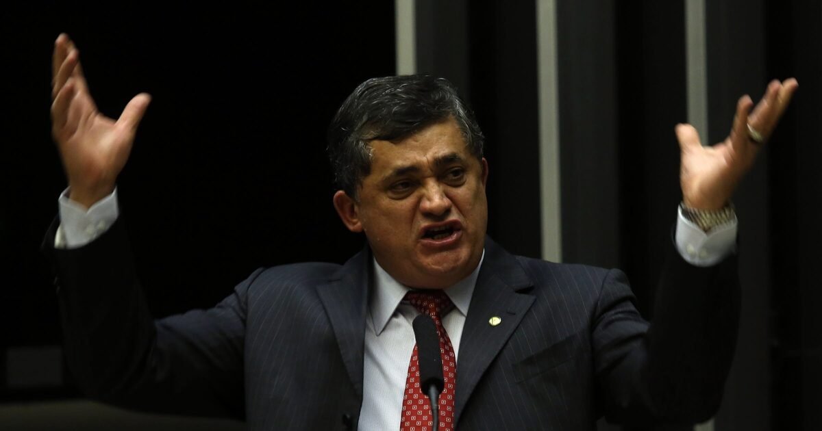 Milei le ordenó a sus ministros acentuar el ajuste fiscal para alcanzar la meta de 1,6% del PBI en El Cronista, Economía