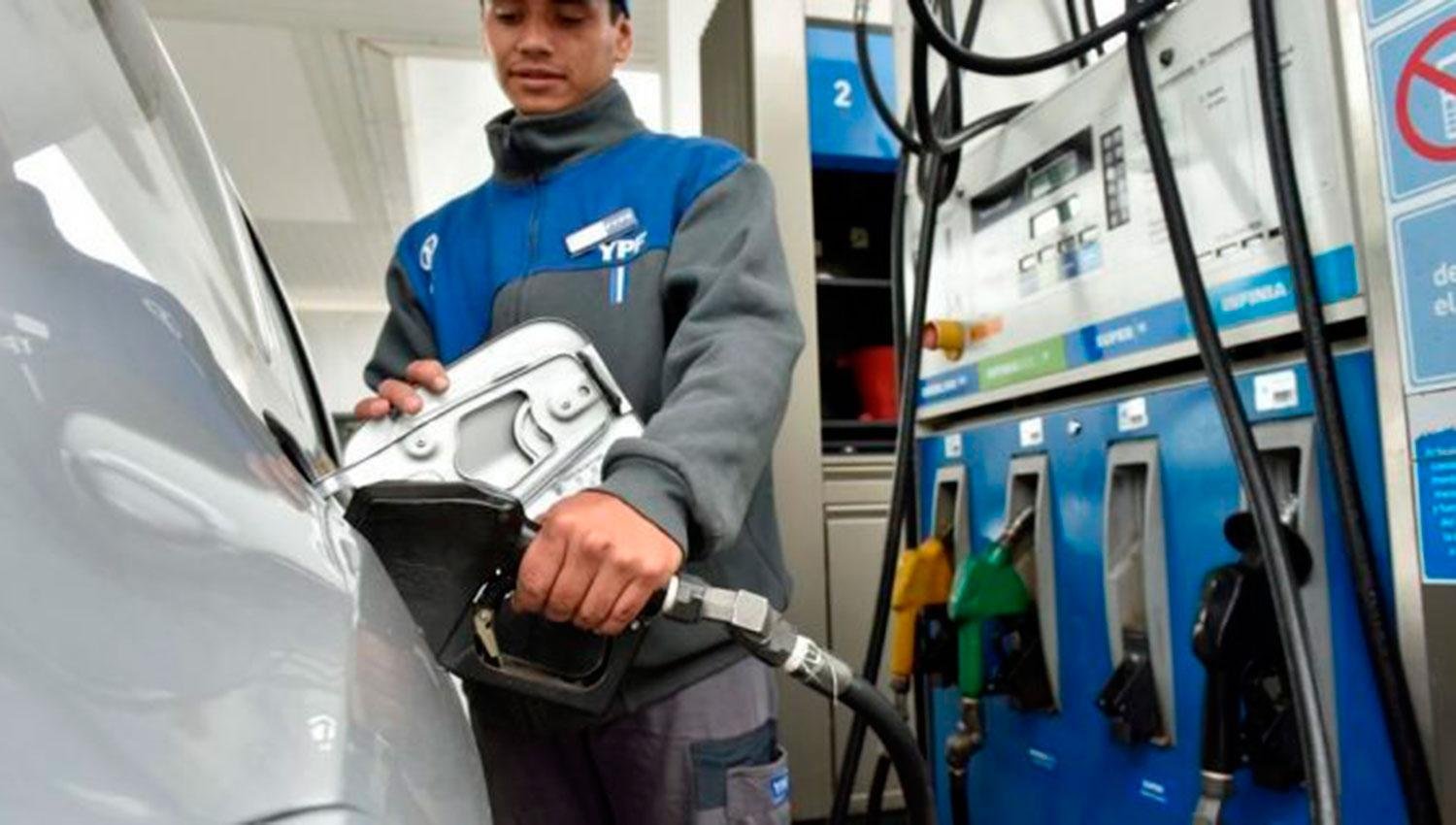 Una petrolera subió 5% la nafta y el gasoil por el conflicto en Medio Oriente en El Cronista, Economía