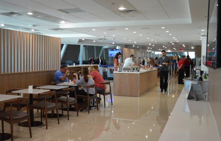 Sala VIP de LATAM en Miami vuelve a aparecer en app de Visa en Aeropuertos, Bancos