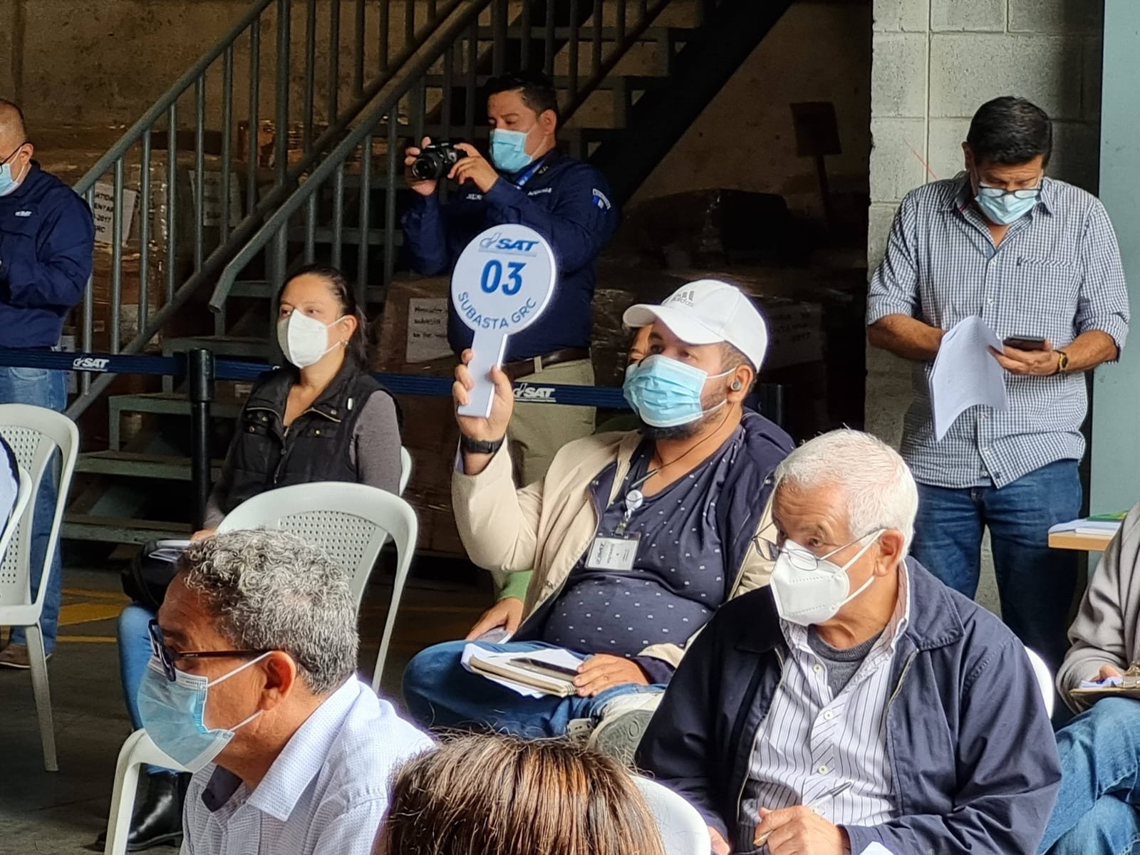 Caputo acelera con las privatizaciones y definió cómo se harán las subastas de bienes públicos en El Cronista, Economía