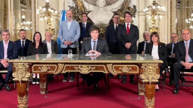 Milei le ordenó a sus ministros acentuar el ajuste fiscal para alcanzar la meta de 1,6% del PBI en El Cronista, Economía
