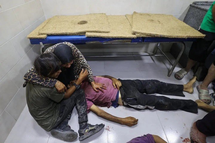 Los familiares lloraban la muerte de un ser querido que fue asesinado el martes cerca de un punto de distribución de ayuda humanitaria establecido por la Fundación Humanitaria de Gaza.Foto Eyad Baba/Agence France-Presse