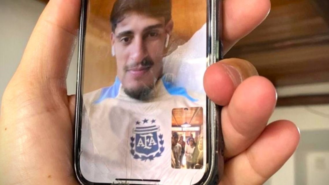 Una familia unida por el sueño de un hijo La historia de la familia de Mariano Troilo, conocido también como el 'Nano', ... Descubre más sobre incondicional,...