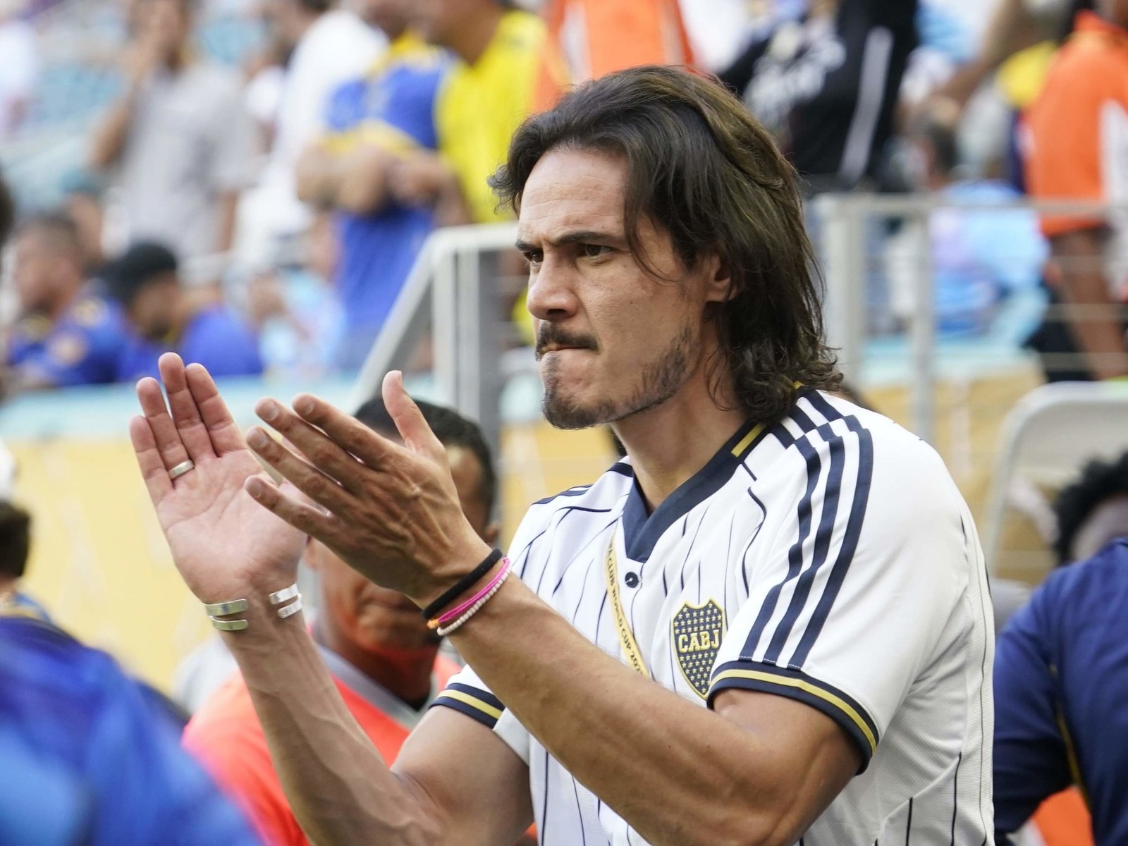 La otra faceta de Cavani: embajador antes que goleador En el ambiente vibrante del Mundial de Clubes, donde los sueños d... Descubre más sobre marketing, ído...