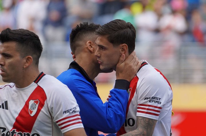 Lautaro Martínez saluda a Lucas Martínez Quarta en Seattle. Foto: Marcelo Ferreiro. 