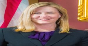 Melissa Hortman, la legisladora de Minnesota que fue asesinada a tiros este sábado por Vance Boelter, a quien busca el FBI. Foto EFE/Cámara de Representantes de Minnesota.