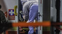 Uribe siendo asistido en la ambulancia que lo retiraba del lugar del ataque.