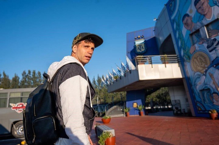 El Dibu ya está en el predio de la AFA. (@emi_martinez26)
