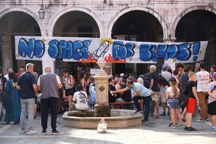 Activistas de la campaña "No Space For Bezos" en Venecia.(Foto: Bloomberg)