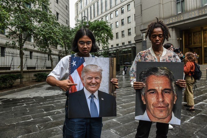En 2019 civiles protestaron en medio de las vinculaciones de Trump con Epstein. (Foto: AFP) 