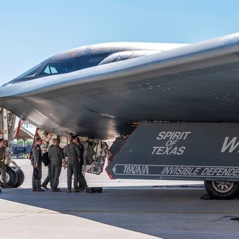 Cómo son los aviones B-2, los bombarderos con los que Estados Unidos atacó la planta nuclear subterránea de Irán