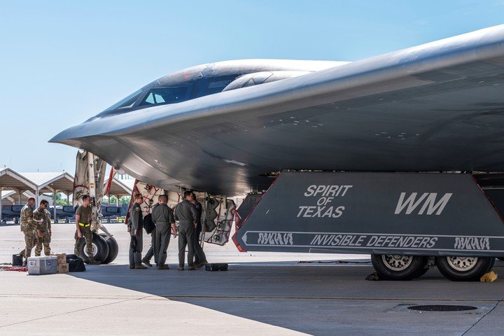 En esta imagen proporcionada por la Fuerza Aérea de EE. UU., aviadores asignados al Ala de Bombardeo 509 se reúnen cerca de un B-2 Spirit para saludar a la tripulación en la Base Aérea Whiteman. AP