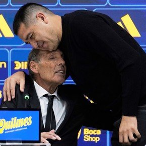 Riquelme a Russo: "Tengo mucha felicidad porque presentamos al último DT que nos regaló la Copa"