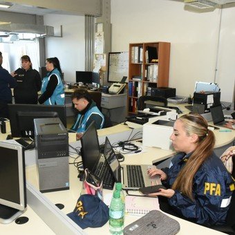 Rescatan a 10 chicos víctimas de pedofilia en el operativo más grande contra la pornografía infantil en el país 