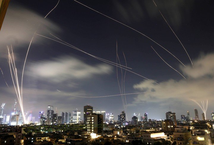 El sistema de defensa israelí Cúpula de Hierro intercepta misiles iraníes que caen sobre Tel Aviv, esta semana. Foto: EFE 