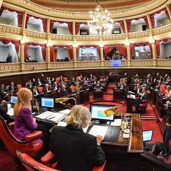 El Senado bonaerense aprobó las reelecciones indefinidas de legisladores pero la oposición frenó a Kicillof el pedido para tomar deuda por USD 1.045 millones