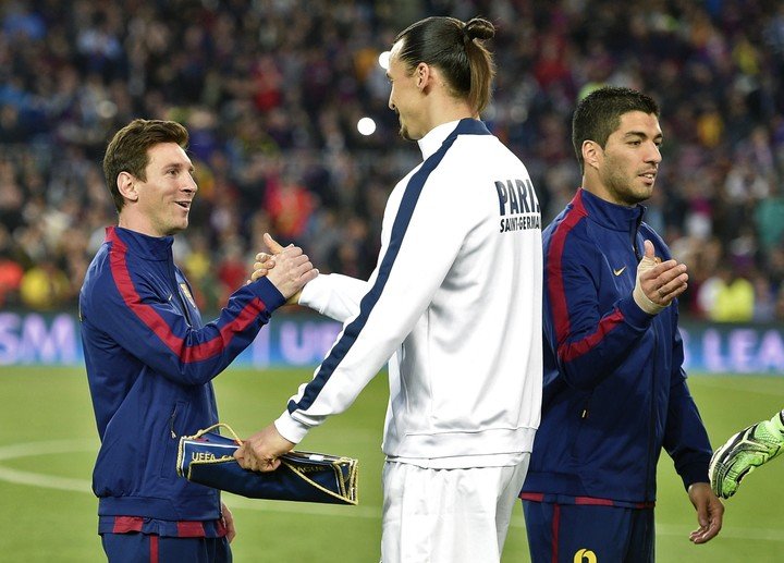 Messi y Zlatan en un cruce por Champions. Foto: AFP