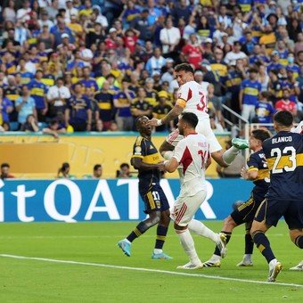 El gesto desafiante de Nicolás Otamendi a los hinchas de Boca: luego de ser silbado, les gritó de frente el gol del empate de Benfica