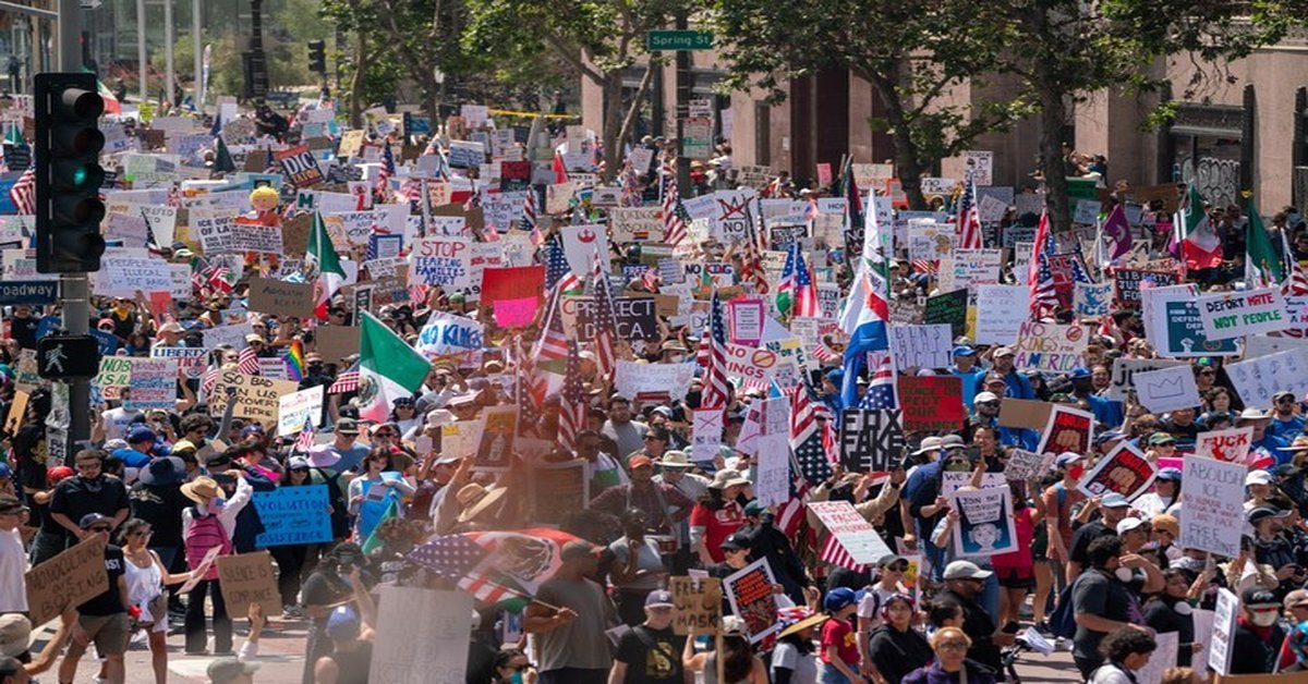 Una protesta contra Donald Trump en Los Angeles, este sábado. Foto: EFE  