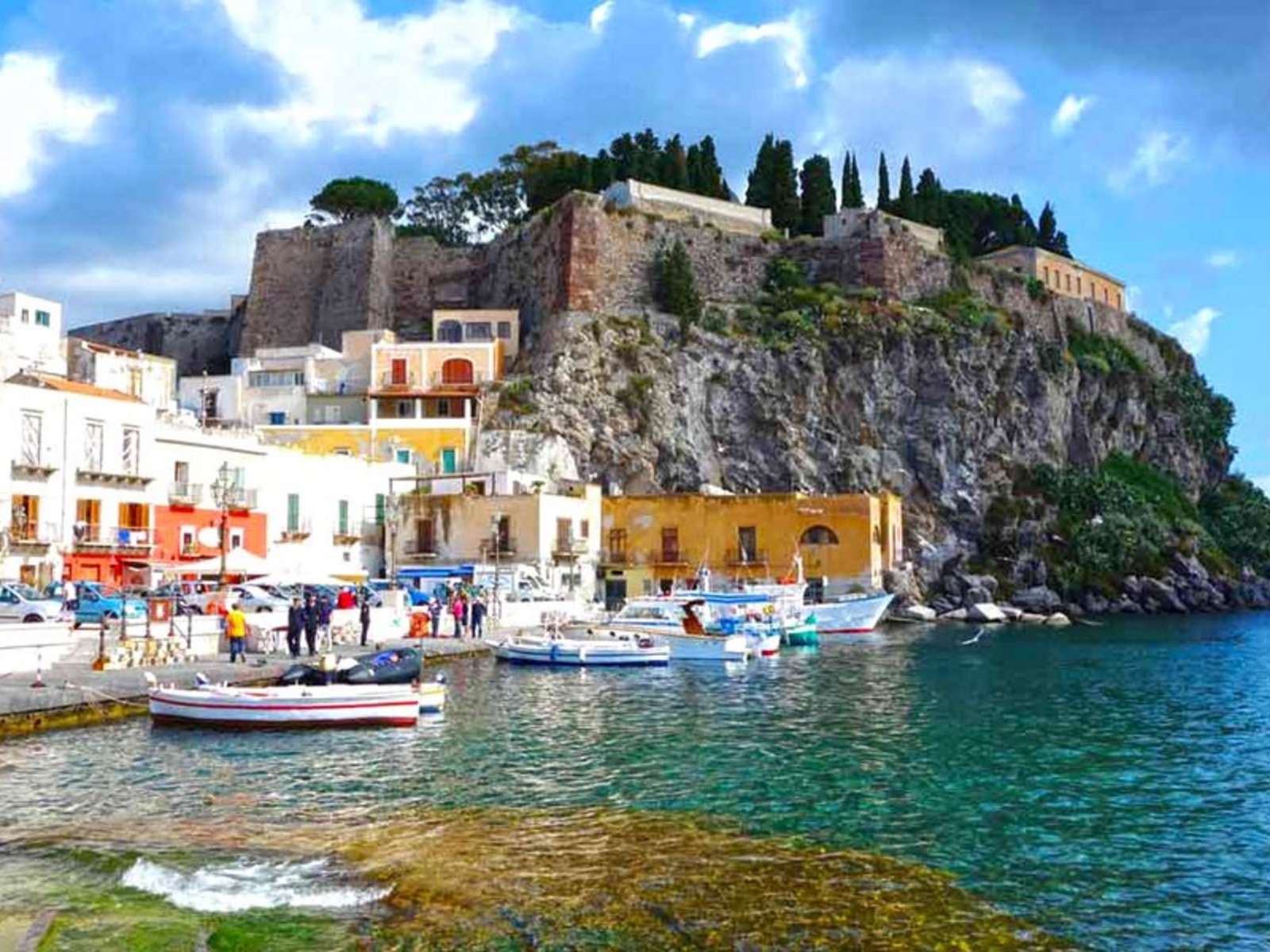 Al sur del mar Tirreno y al norte de Sicilia, las siete “perlas” son: Lipari, Salina, Vulcano, Stromboli, Filicudi, Alicudi y Panarea.