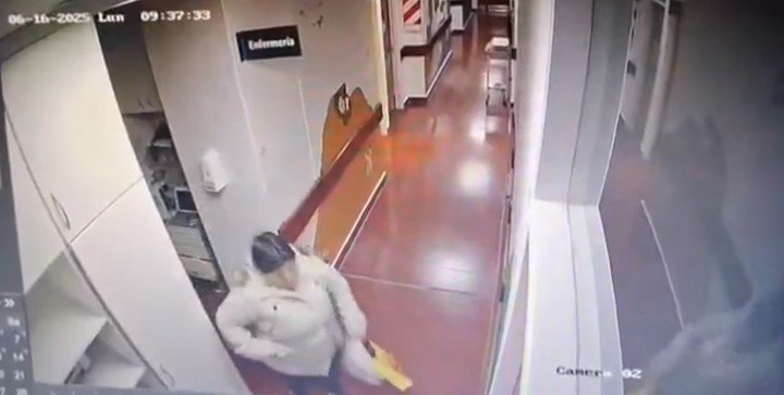 Mar del Plata. La mujer ya salió de enfermería con el celular de la enfermera en su bolsillo. Foto: captura